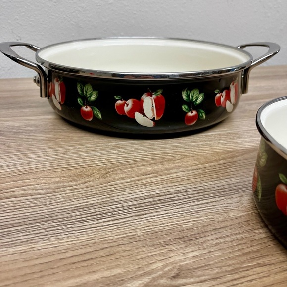 Vintage Ginny’s Enamel Pots and Pans With Apple Theme Lot of 3 - Picture 8 of 14